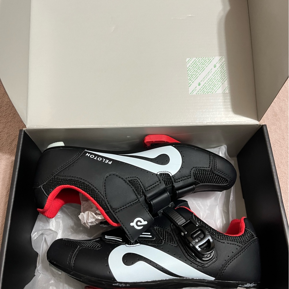 Peloton Cycling clip in shoes size 39 (fits 8 women’s shoe size )